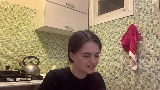 KikiAmino webcam show