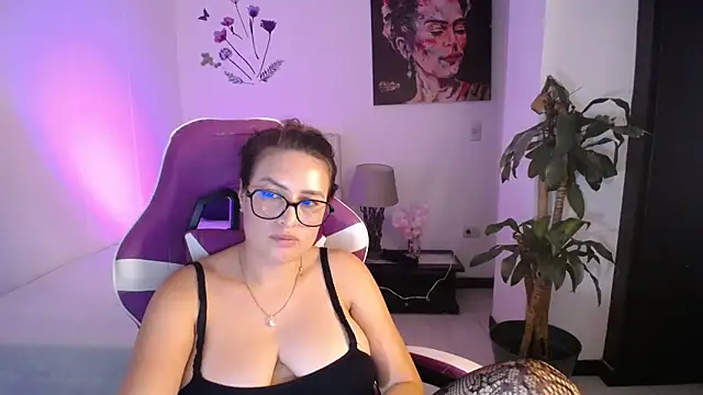 esmeraldaa230のライブXXXチャット