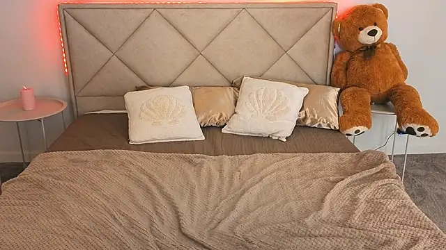 NikkiGoldSide's Live XXX Chat