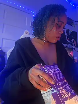 Lunalovesyou8: онлайн-секс-чат