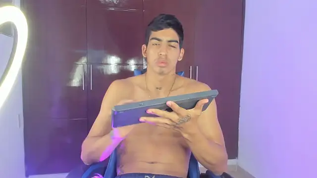 Milo_LatinBoy élő XXX-chatje