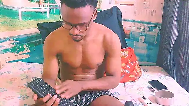 Pokazy przed kamerką – EbonyTiger69