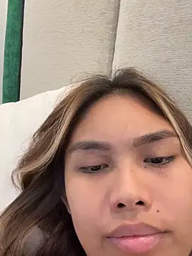 Alaia_River: διαδικτυακό σόου στην κάμερα