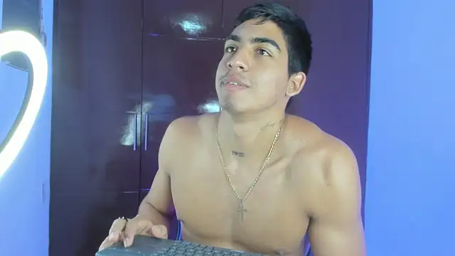 XXX chat uživo modela Milo_LatinBoy