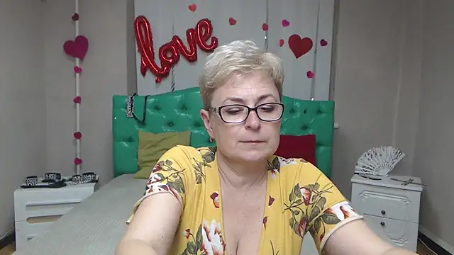 EmiliaGree's Live XXX Chat