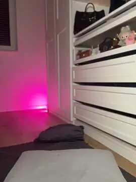 HotBella-'s Live XXX Chat