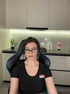 CurlyLara's Live XXX Chat