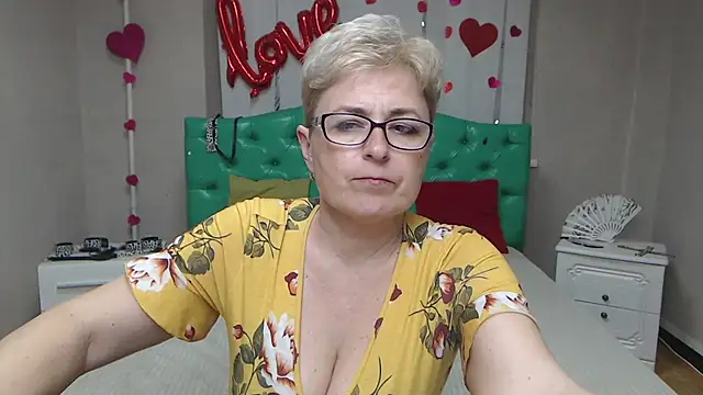 EmiliaGreeのライブXXXチャット