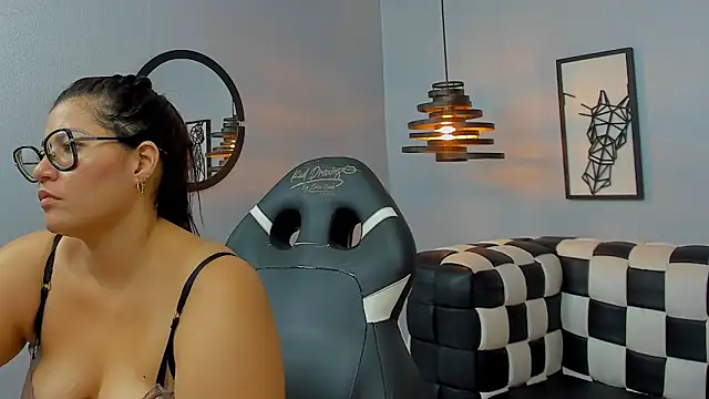 XXX chat uživo modela Mia_Curvyy