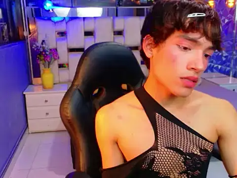 IsaacNovaa élő XXX-chatje