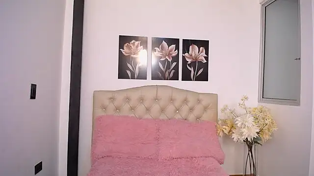 pinky_f00x's Live XXX Chat