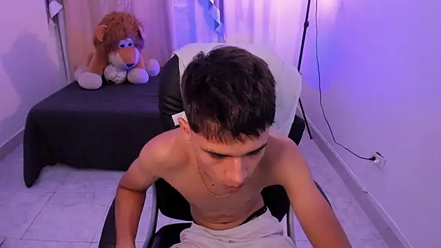 Aron_Boyy 在線直播表演