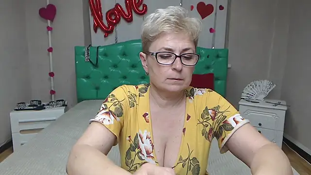 EmiliaGree's Live XXX Chat