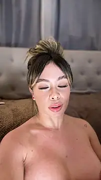 XXX chat uživo modela Holli_woul