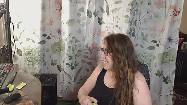 Chat +18 de Ireallysquirt ao vivo