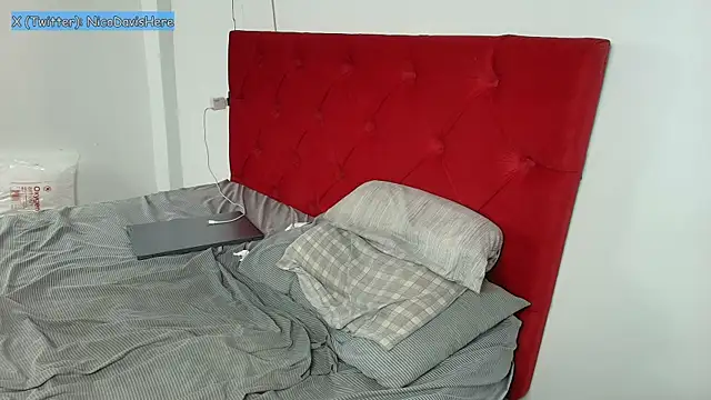 NicoDavisOfficial Show in webcam