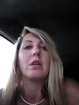 SheIsSomething webkamerás műsora