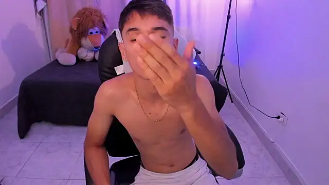 Aron_Boyy 即時 XXX 聊天