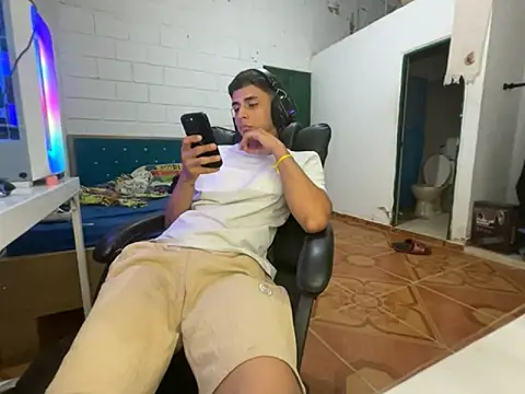 Max_TheHorseDick Chat XXX in diretta