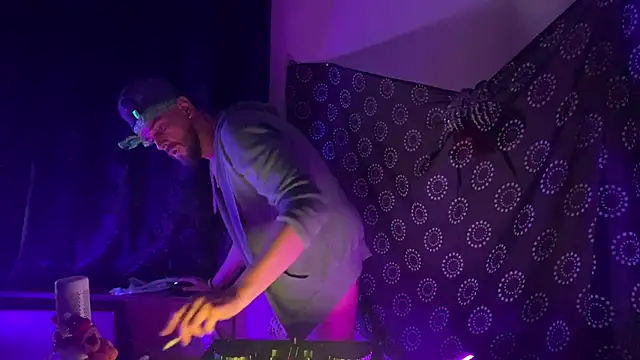 Guyst049's Webcam Show