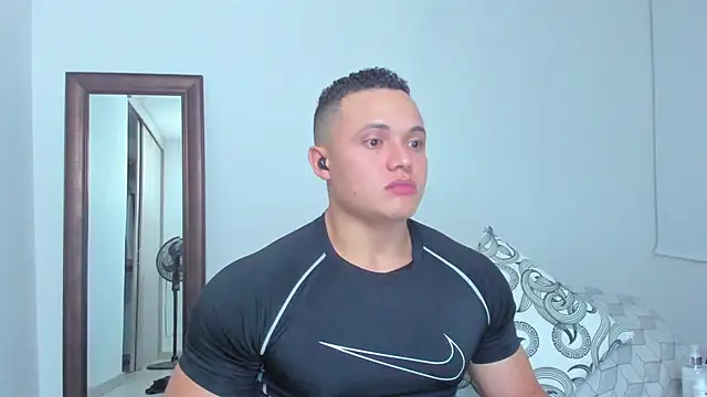 Chatroom XXX en direct de KingLevi01