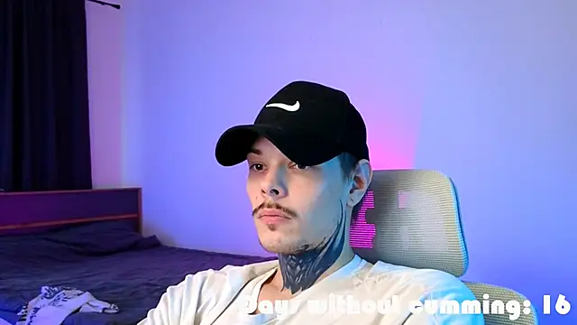 DENIS_HERE: διαδικτυακό σόου στην κάμερα