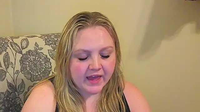 PhatAssBlond Show in webcam