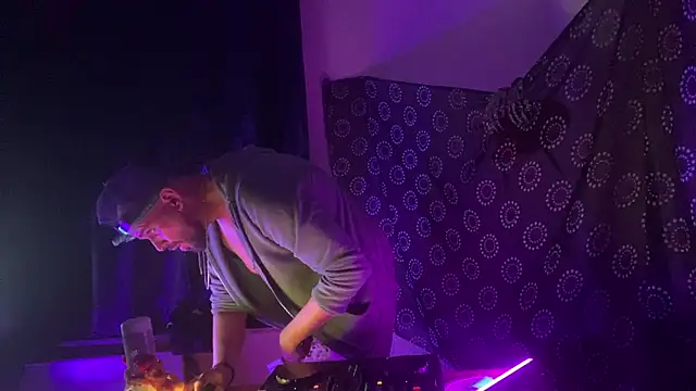 Guyst049 Adlı Modelin Canlı XXX Sohbeti