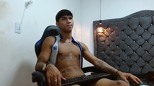 luka_big18: διαδικτυακό σόου στην κάμερα