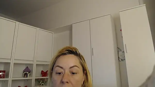 _karolynesyera_'s Live XXX Chat