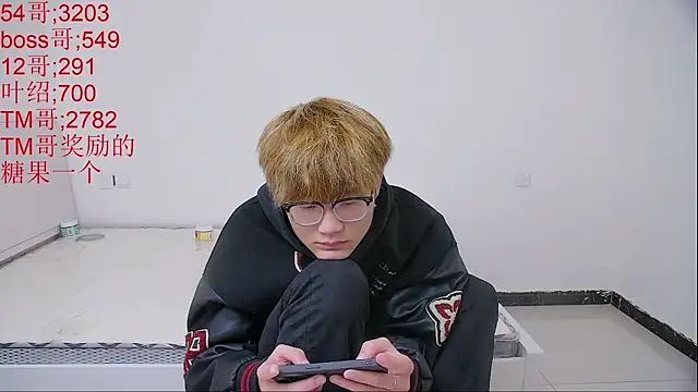 Show modela KK-cuteboy na web-kameri