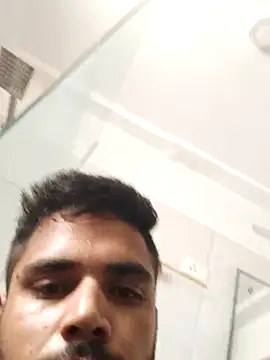 Riki2369: διαδικτυακό σόου στην κάμερα