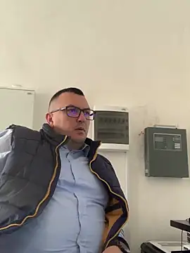 Mike8523 Adlı Modelin Canlı XXX Sohbeti