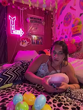 Show modela TranSexualJade95 na web-kameri