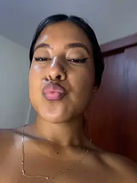 Kendra_C élő XXX-chatje