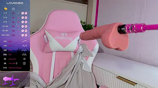 LeonaEviann Show in webcam