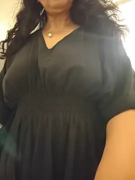 NakedMILFx Adlı Modelin Canlı XXX Sohbeti