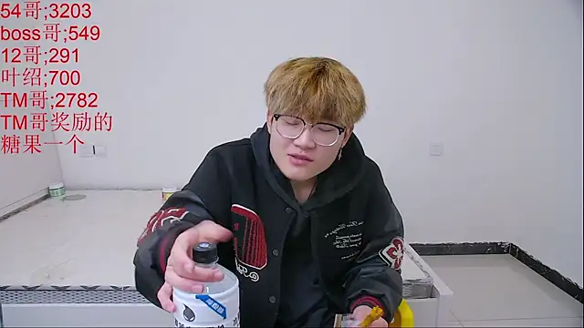 Show modela KK-cuteboy na web-kameri