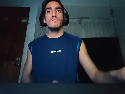 TommyMomentum live XXX chat