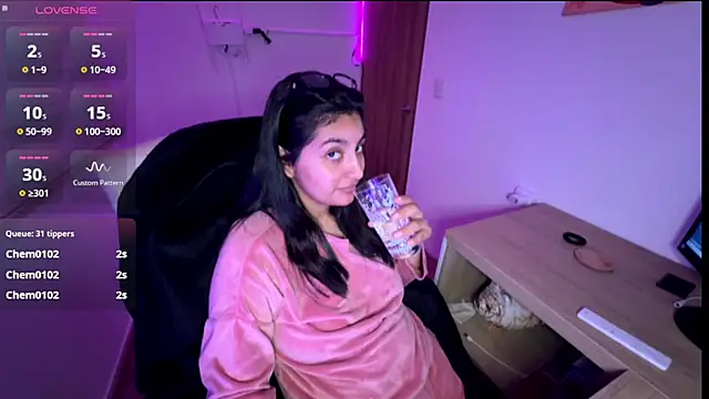 cloe_small Adlı Modelin Canlı XXX Sohbeti