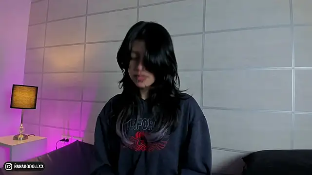 Chat +18 de NanakoDollx ao vivo