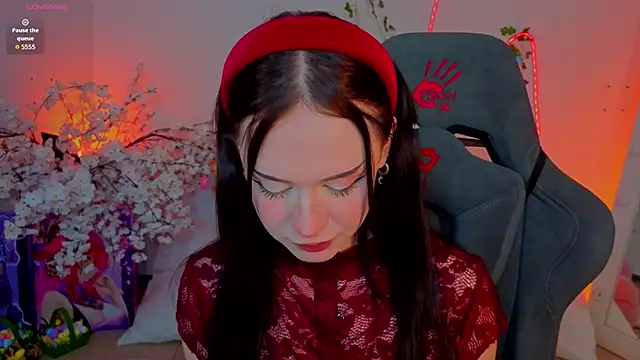 Adetta: διαδικτυακό σόου στην κάμερα