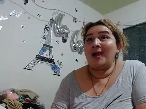 Perla1981-- Live XXX-Chat