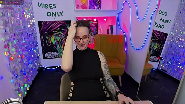 LisaFoxy_y Adlı Modelin Canlı XXX Sohbeti