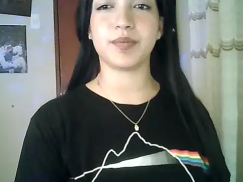 FallsForHerSmile: онлайн-секс-чат