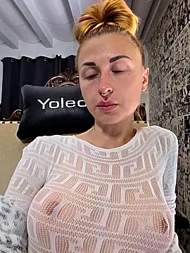 kylie_blck Pertunjukan Webcam