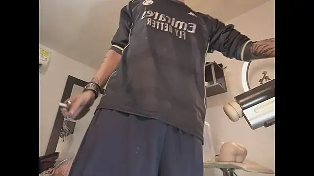 RyanMira: διαδικτυακό σόου στην κάμερα