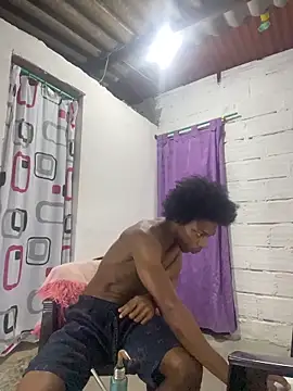 Larry-n-clouds Adlı Modelin Web Kamerası Şovu