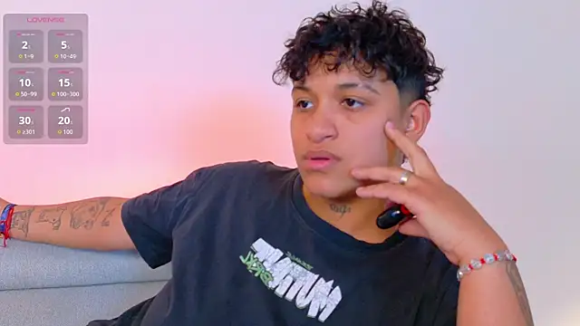 DominickJoness Show in webcam