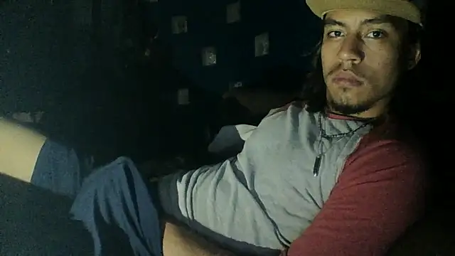 AlexAlejandro13 élő XXX-chatje